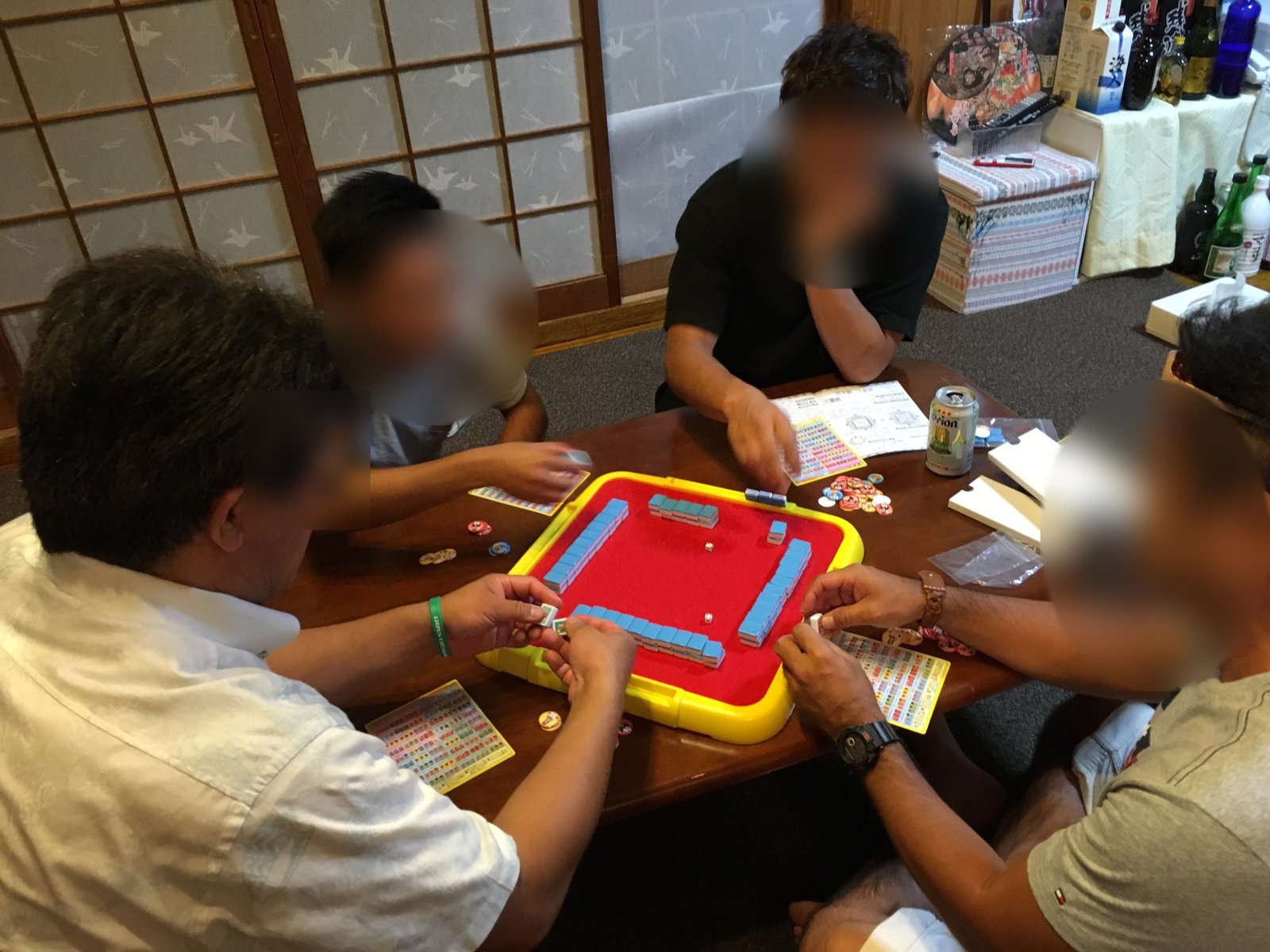 テーブルでボードゲーム
