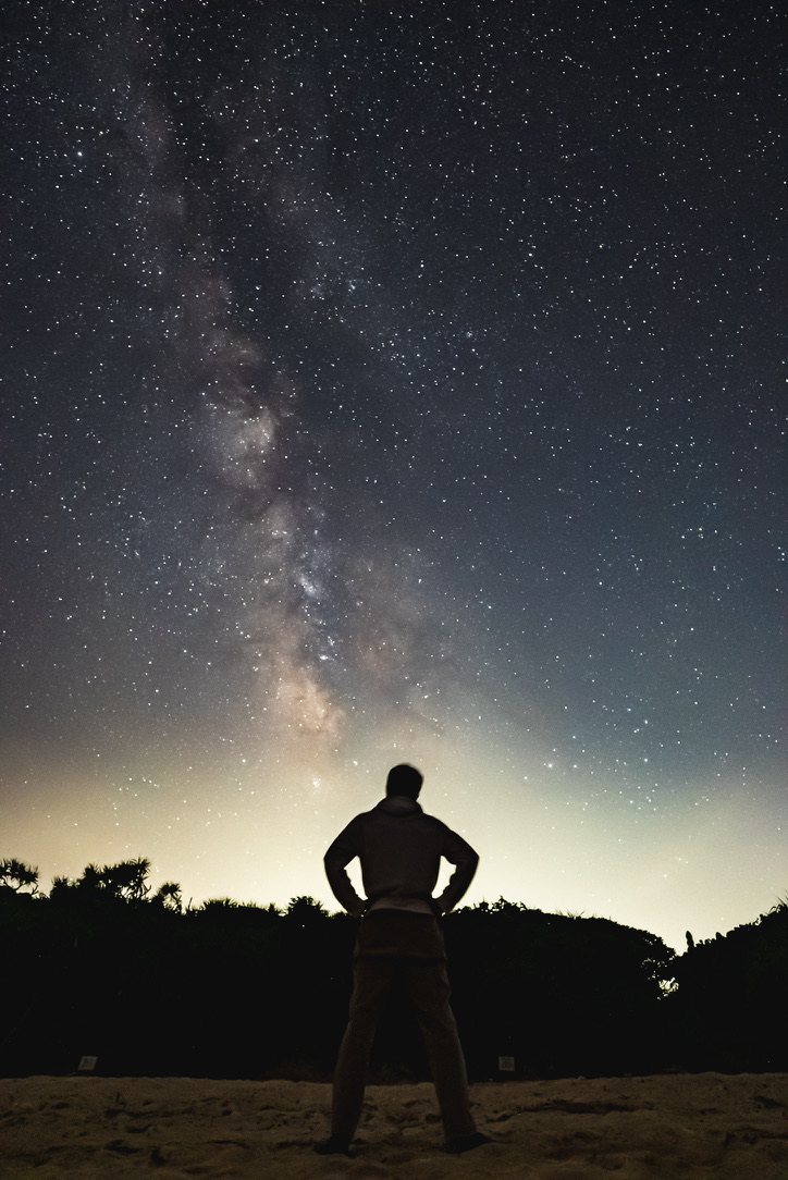 沖縄の夜、満天の星空を見上げる主催のぞの