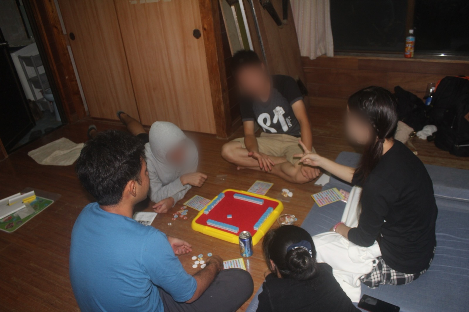 民泊の夜、床に座ってゲーム